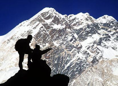 Panorámica de dos montañeros en la cordillera del Himalaya