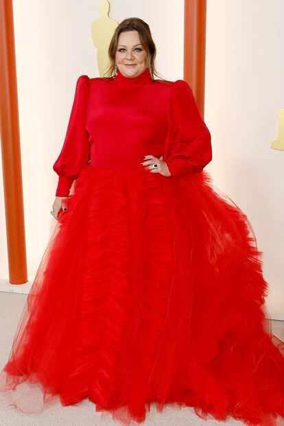 Melissa McCarthy, que interpretará a Úrsula en La Sirenita, con un traje rojo de vaporosa falda de tul.
