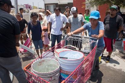 Fila de residentes para recoger agua en el municipio de García, en Monterrey.