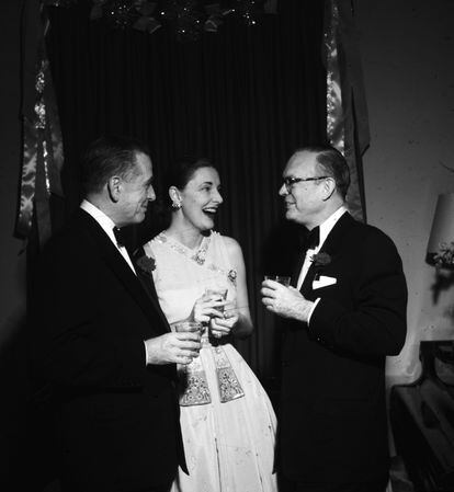 Leland Hayward (1902 - 1971) and his wife Slim (nee Nancy Gross, former wife of Howard Hawks) (1916 -1990), chatting with publisher Gardner Cowles Jr.