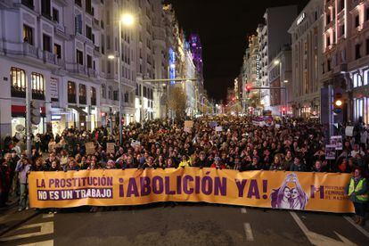 La manifestación del 8-M que no era transinclusiva, este pasado viernes, a su paso por la Gran Vía de Madrid.