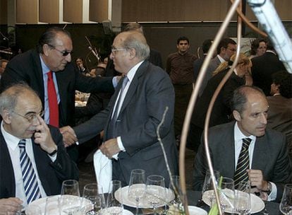 El presidente de la Generalitat, Francisco Camps (abajo a la derecha), y el presidente de la Diputación de Castellón, Carlos Fabra (arriba a la izquierda), durante la cena de entrega de los premios anuales del diario 'Mediterráneo'