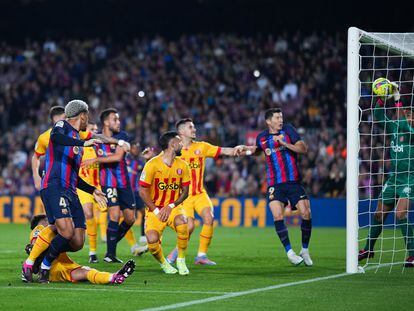 Paulo Gazzaniga salva sobre la línea de gol el remate de Ronald Araujo durante el partido entre el Barcelona y el Girona, en el Camp Nou este lunes.