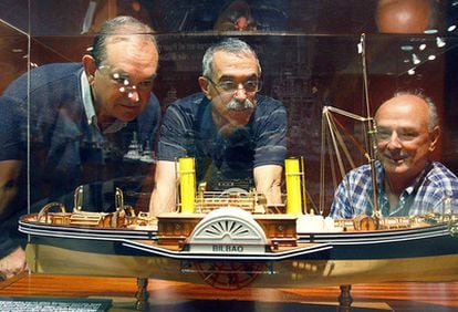 De izquierda a derecha, Miguel Martínez, Juanma Rekalde y Fernando Delicado, tres de los miembros del equipo de restauradores del Museo Martítimo, observan una maqueta, hecha por ellos mismos, del cargero Bilbao.