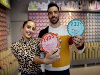 Guillermo y Patricia, en el establecimiento 'Memories of Madrid', en la plaza Mayor. 