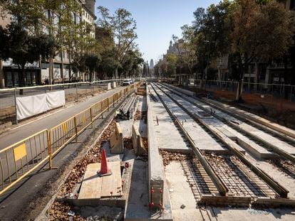 Tramo final de las obras del trazado del tranvía de Barcelona entre Glòries y la calle de Girona, pasado Verdaguer.