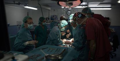 Intervención quirurgica del doctor Manuel López Santamaría acompañado de su equipo en el Hospital Universitario La Paz