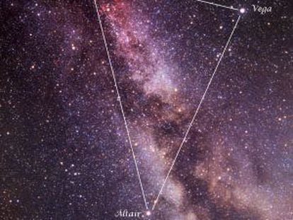 Las tres estrellas del Triángulo de Verano sobre una imagen de Vicent Peris.