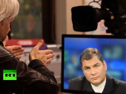 Captura de televisi&oacute;n. Entrevista entre Julian Assange y el presidente ecuatoriano Rafael Correa.