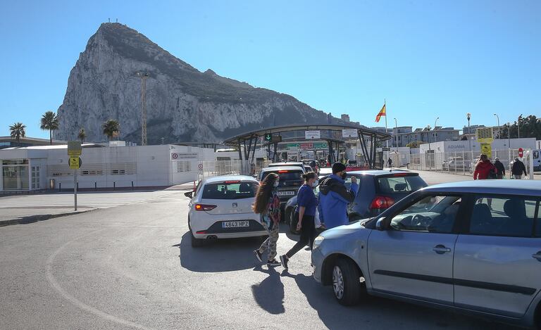 Cola de vehículos ante la aduana para pasar de La Línea de la Concepción (Cádiz) a Gibraltar, el 30 de diciembre.