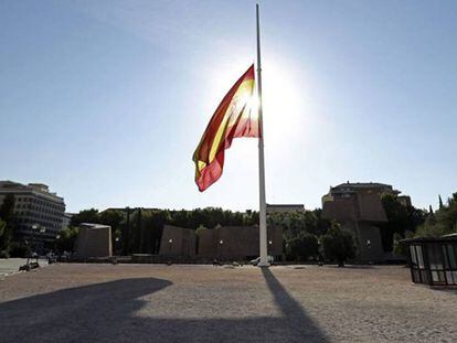 La bandera de la Plaza de Colón de Madrid ondea a media asta en homenaje a los víctimas de los atentados de Cataluña.