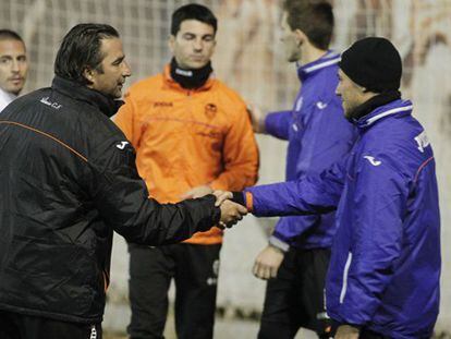 Pizzi saluda a Alves en presencia de Guaita