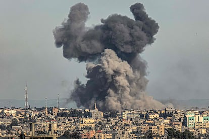 Varias columnas de humo se elevan tras un bombardeo israelí este sábado sobre Jan Yunis.