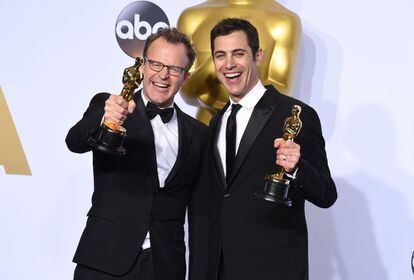 Tom McCarthy (izquierda) y Josh Singer posan con los Oscar a mejor guión por el filme 'Spotlight'.