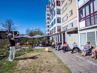 Un concierto al aire libre organizado el 23 de abril para los vecinos de una calle de Malmo, en Suecia.