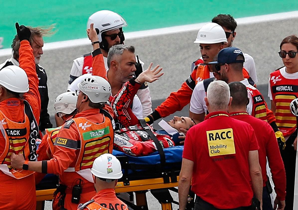 Pecco Bagnaia es trasladado al hospital tras su accidente en el GP de Catalunya.