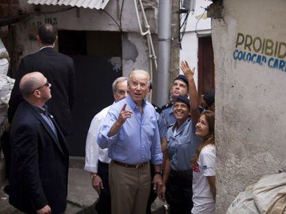 Biden, durante su visita a una favela en Río de Janeiro.