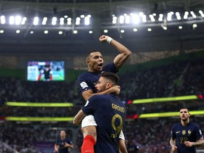 Olivier Giroud se abraza con su compañero Kylian Mbappé tras el primer gol de Francia.