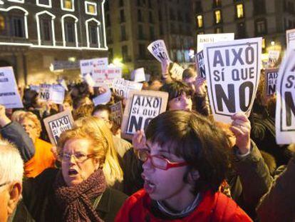 M&aacute;s de cuatro mil personas clamaron ayer contra los recortes en la plaza Sant Jaume de Barcelona. 