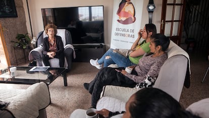 Patricia Jirón, psicóloga y exiliada del Chile de Pinochet (al fondo) en un reciente encuentro grupal con defensoras de derechos humanos de diferentes países.