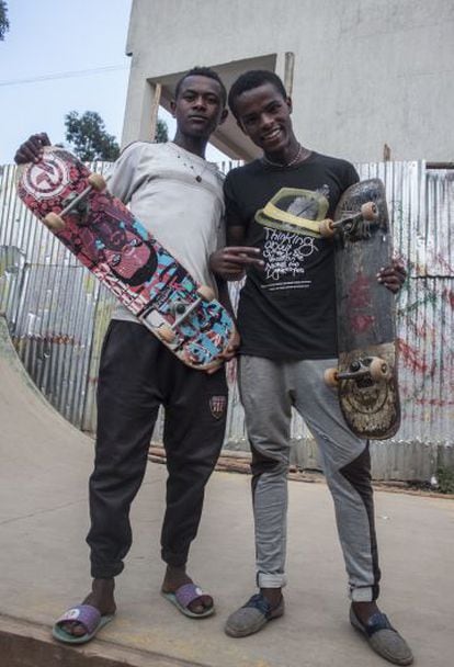 Dos jóvenes aficionados al 'skate' posan con sus monopatines.