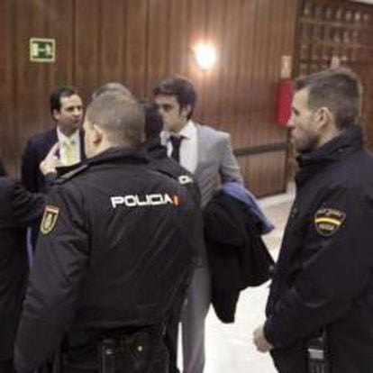 Varios abogados conversan con miembros de la Policía Nacional durante la jornada electoral del Colegio de Abogados de Madrid celebrada en el Palacio de Congresos.