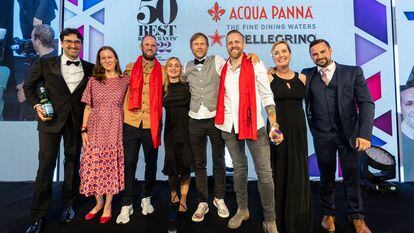 El chef Rasmus Kofoed (con pajarita y chaleco, quinto por la izquierda) junto al equipo de su restaurante Geranium, en Copenhague (Dinamarca), tras alzarse como el número 1 del mundo en la lista The World's 50 Best, el 18 de julio de 2022 en Londres.POLITICA 
50 BEST/PR NEWSWIRE