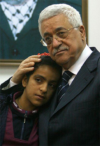 El presidente palestino, Mahmud Abbas, con Huda, a la que ha adoptado.