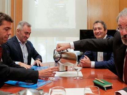 El candidato del PP a la presidencia de la Generalitat Valenciana, Carlos Mazón (izquierda), y el líder de Vox en esa comunidad, Carlos Flores (derecha), en las negociaciones para el Gobierno.