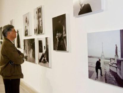 El humorista Luis Freire frente al retrato del pintor peruano Alberto Quintanilla captado en París.