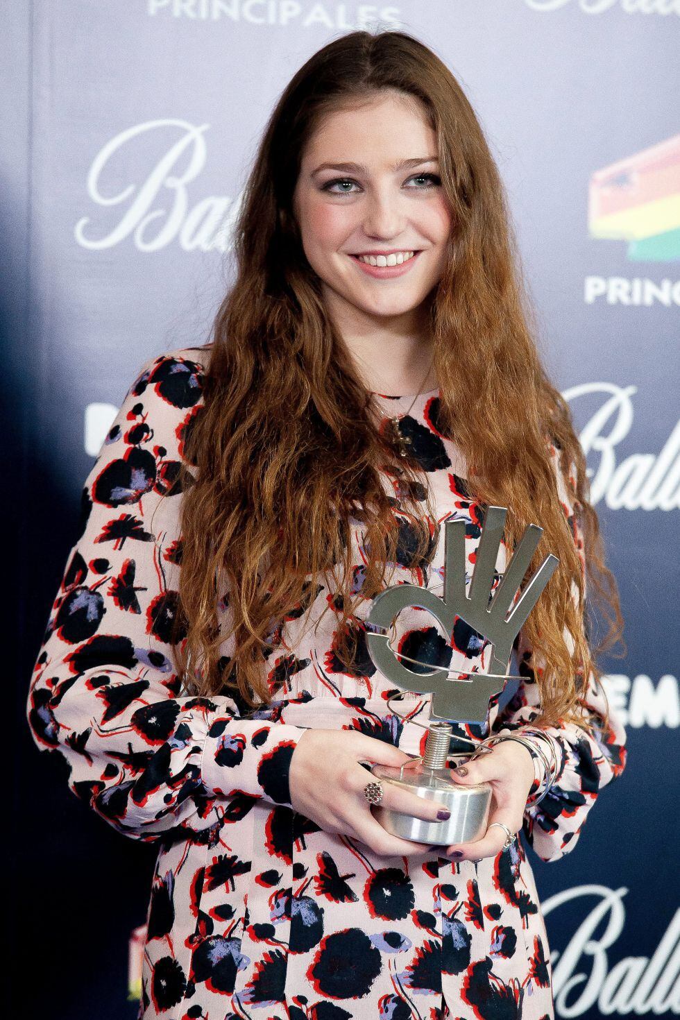 Birdy con el premio 40 Principales a la Mejor Artista Revelación de 2014.