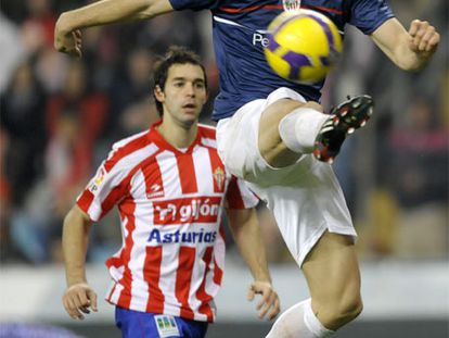 Llorente se lleva el balón ante Sastre.