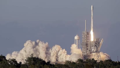 La empresa espacial privada SpaceX ha aumentado su ritmo de lanzamientos comerciales. La compañía del empresario sudafricano Elon Musk pretende incrementar los ingresos para financiar un viaje a Marte en el año 2022. En esta primera travesía está previsto que el cohete espacial solo transporte carga, pero que dos años después, en 2024, se realice una misión tripulada por personas.