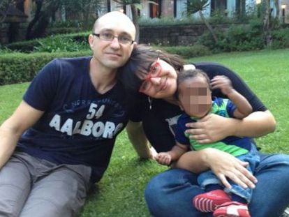 Sonia Alonso y Rubén Fernández, junto a su hijo Mikel, en una imagen cedida por la pareja.
