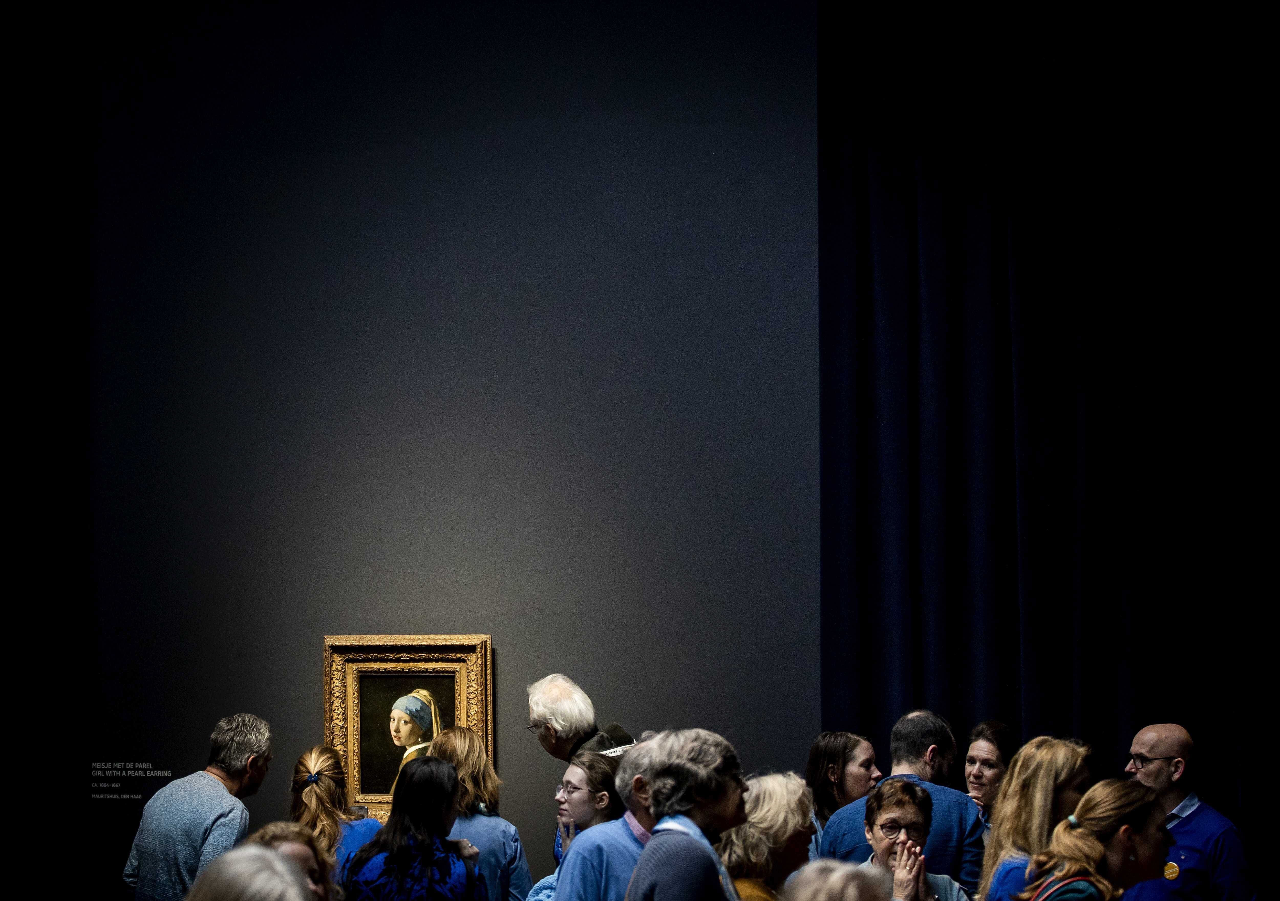 'La joven de la perla', de Vermeer, rodeada de visitantes en la exposición del Rijksmuseum dedicada al pintor.