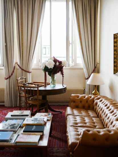 A Chesterfield armchair and a table with books decorate the room.  On an old table, flowers by Louis-Géraud Castor, one of the best florists in Paris. 