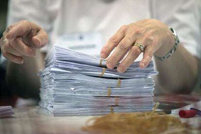 Autoridades realizan el conteo de votos del referéndum en Aberdeen, Escocia.
