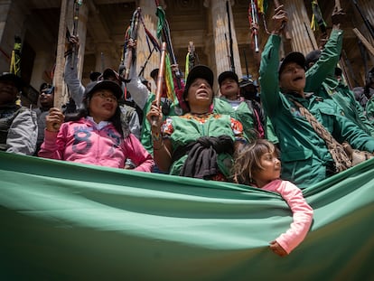 La Guardia Indígena hace presencia frente al Congreso de Colombia el 3 de mayo de 2023.