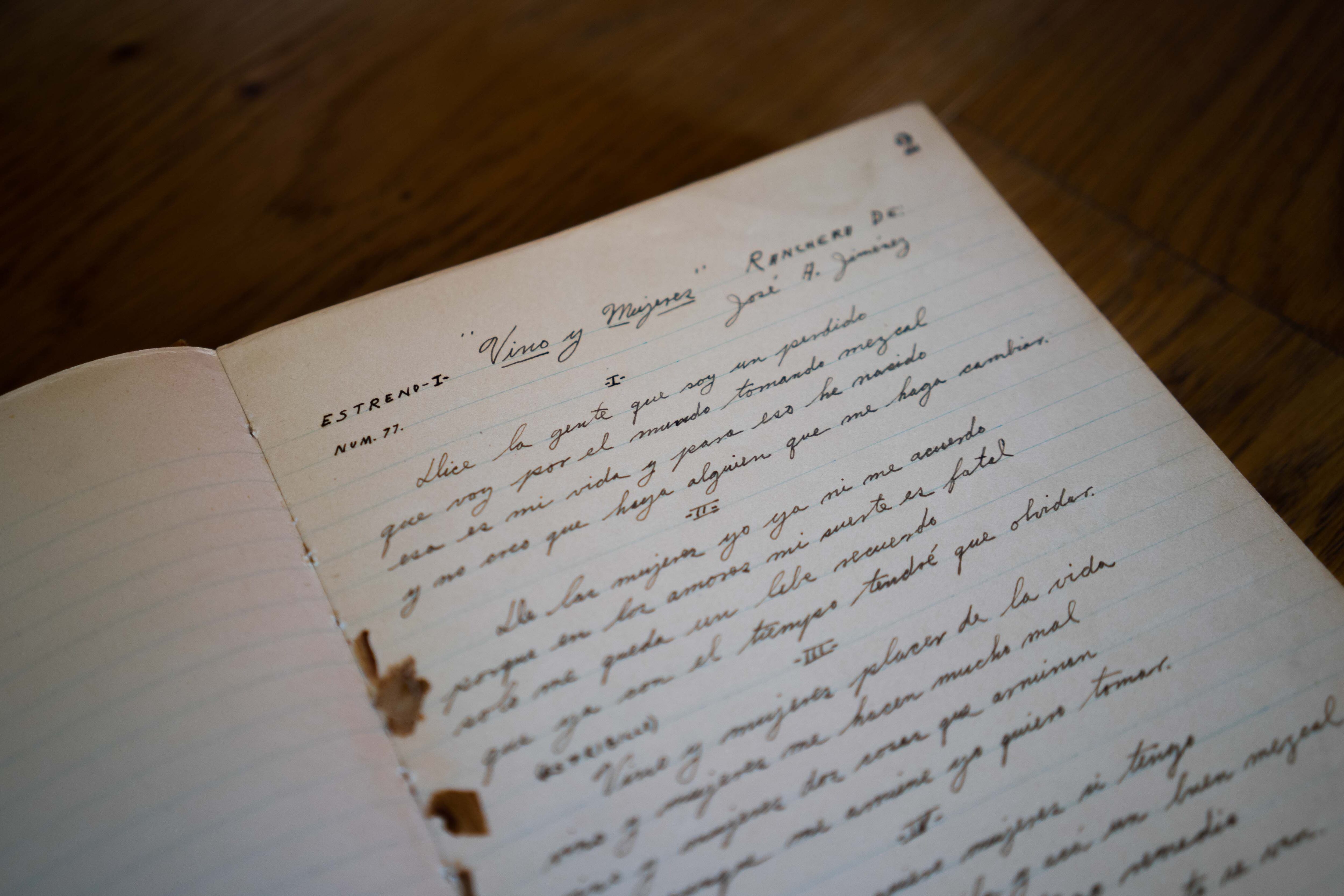 La letra de 'Vino y mujeres', una canción inédita hasta que la interpretó El Tri de Alex Lora, escrita a mano en un cuaderno por José Alfredo.