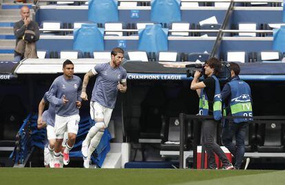 Los jugadores del Real Madrid salen al campo.