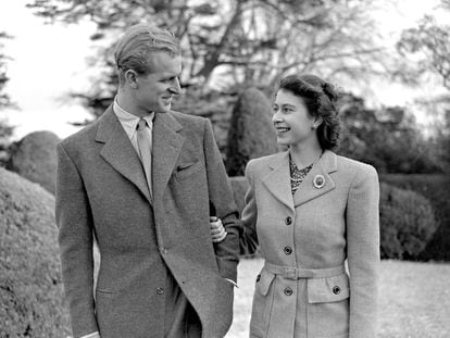 La entonces princesa Isabel y Felipe de Edimburgo, el 23 de noviembre de 1947, en su primera aparición pública tras su boda, celebrada en Londres tres días antes.
