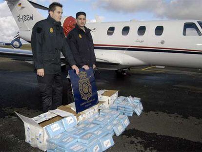 Dos policías, junto a la droga y el reactor confiscados en el aeródromo de Fuentemilanos, Segovia.