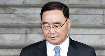 El primer ministro de Corea del Sur abandona el complejo central del Gobierno en Se&uacute;l tras su dimisi&oacute;n. 