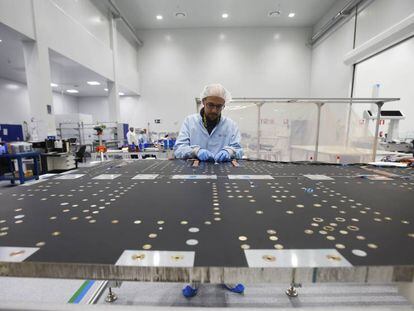 Un operario trabaja en un panel de la empresa Iberespacio. 