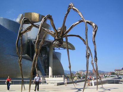 Araña en la entrada del museo Guggenheim.