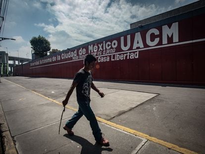 Un joven camina frente al plantel "Casa Libertad" de la Universidad Autónoma de Ciudad de México UACM, en Iztapalapa, el 15 de agosto de 2020.