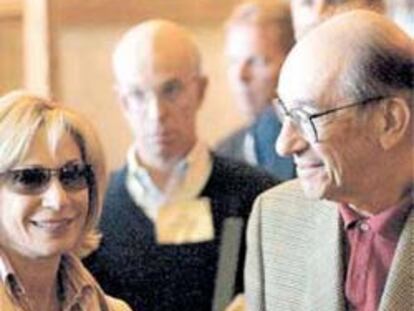Greenspan tomará el té con el mayor postor de una subasta