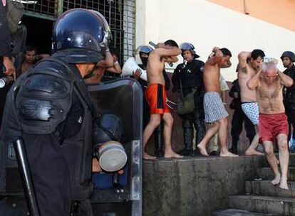 La policía salvadoreña desaloja a los reclusos de la cárcel de Apanteos tras la muerte de 21 internos.