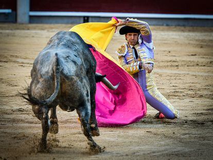 Alberto Lamelas recibe de rodillas a uno de sus toros.