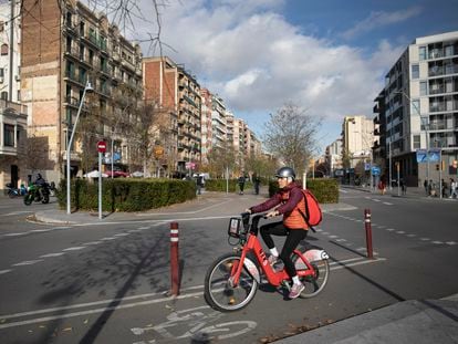 Uno de los nuevos tramos con carril bici central en el marco de la reforma de la Meridiana, en Barcelona, el mes pasado.